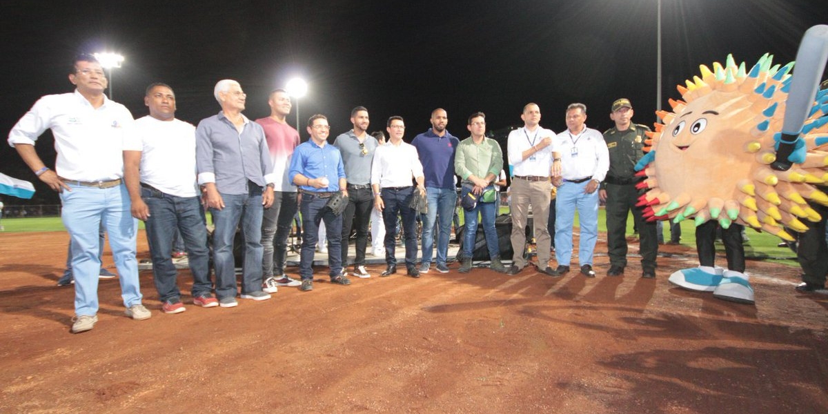 Rafael Martínez y Carlos Caicedo, durante la inauguración del estadio de béisbol