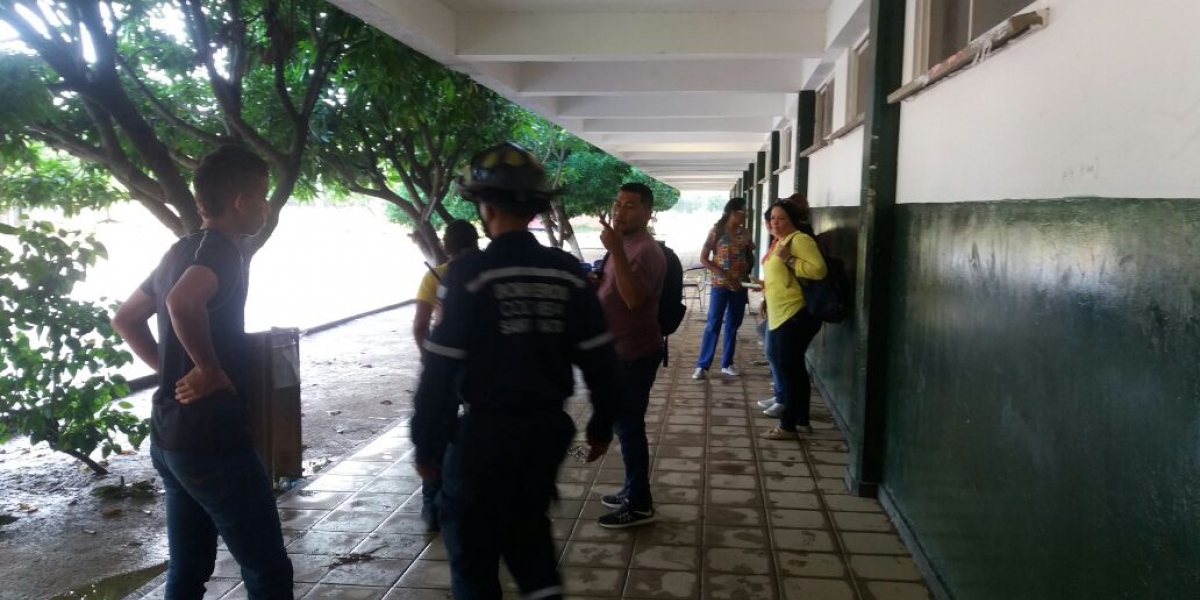 Bomberos. Bomberos en el colegio Juan Maiguel de Osuna.