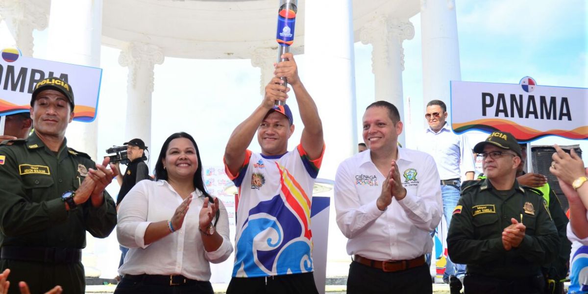 Alcaldía Santa Marta Edgardo Pérez, alcalde de Ciénaga, acompañó el recibimiento de la llama bolivariana.