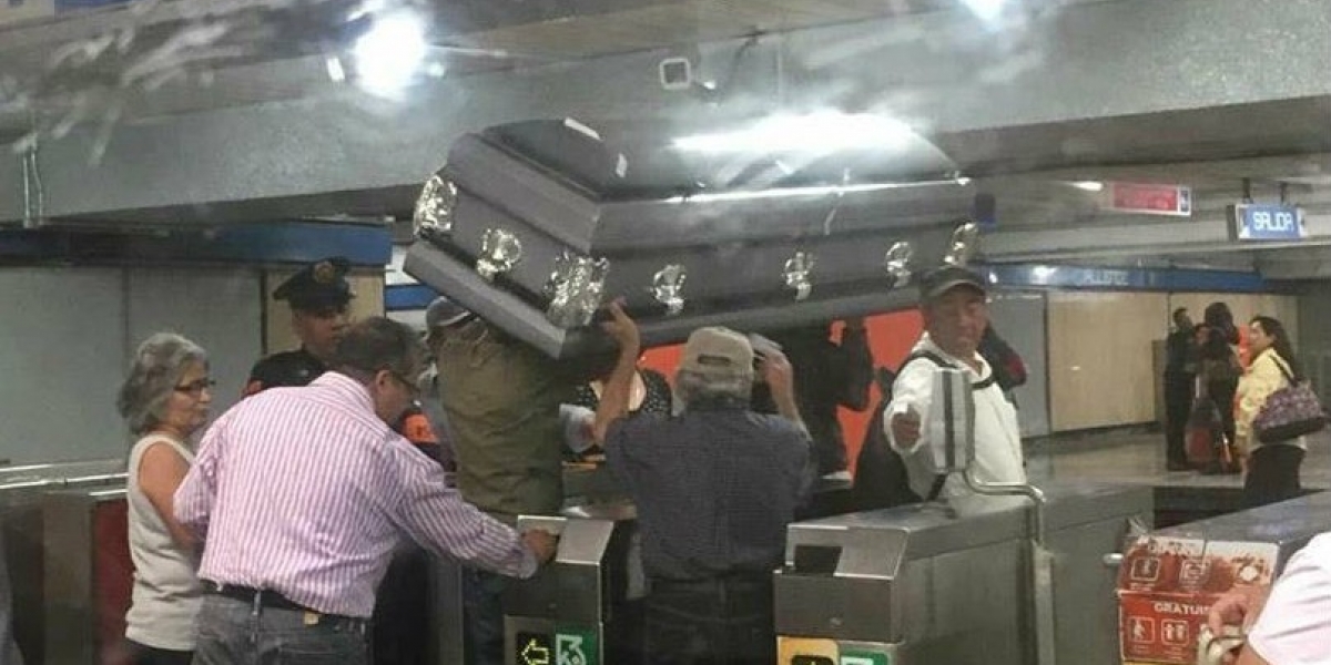 Twitter Por falta de dinero, familiares tuvieron que transportar el ataúd de su muerto en el metro
