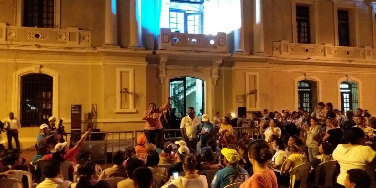 Seguimiento.co Vigilia para apoyar a Rafael Martínez suspendido por tres meses.