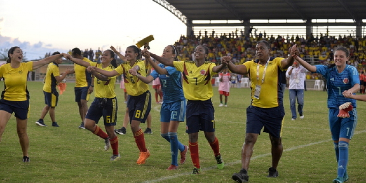 Selección Colombia femenino sub 20, celebrando el título obtenido en los Juegos Bolivarianos.