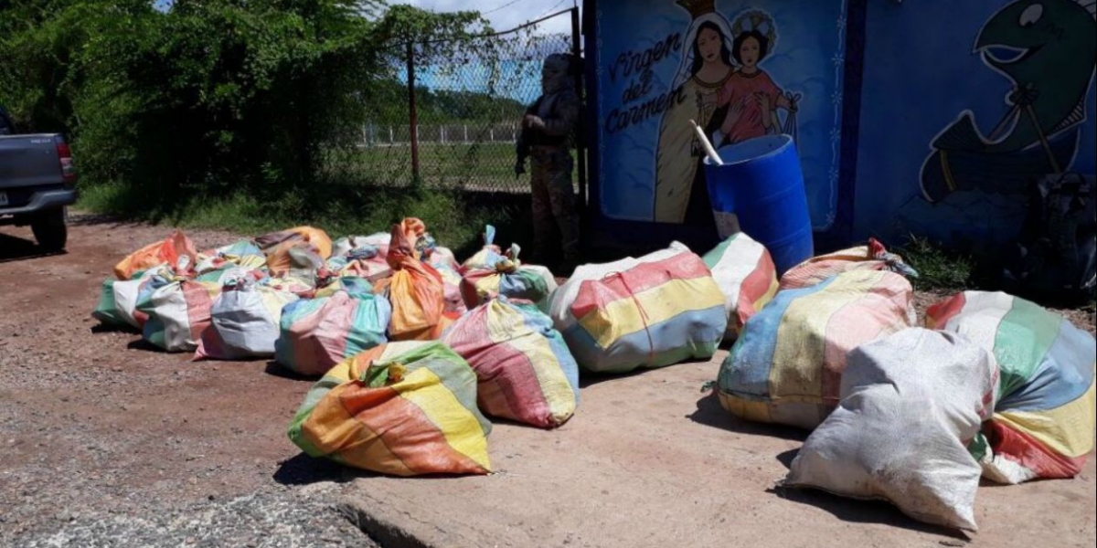 Senan. Las autoridades contabilizaron 27 bultos con 723 paquetes de la sustancia ilícita aún por determinar.