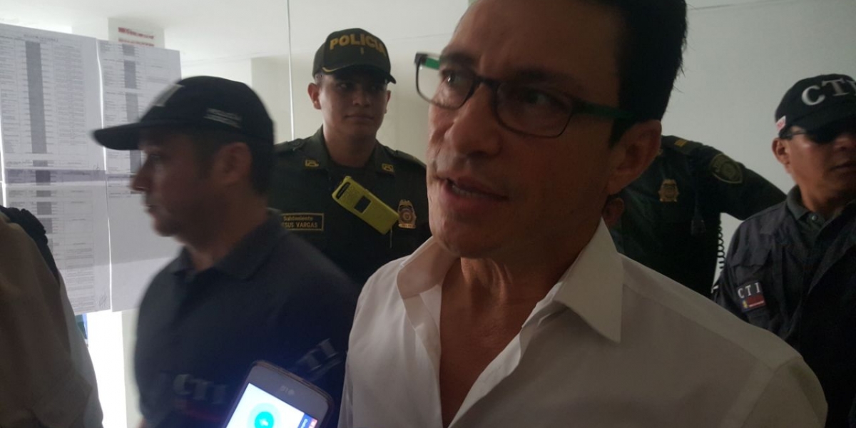 Seguimiento.co Carlos Caicedo, en su llegada al edificio Galaxia, para continuar la audiencia.
