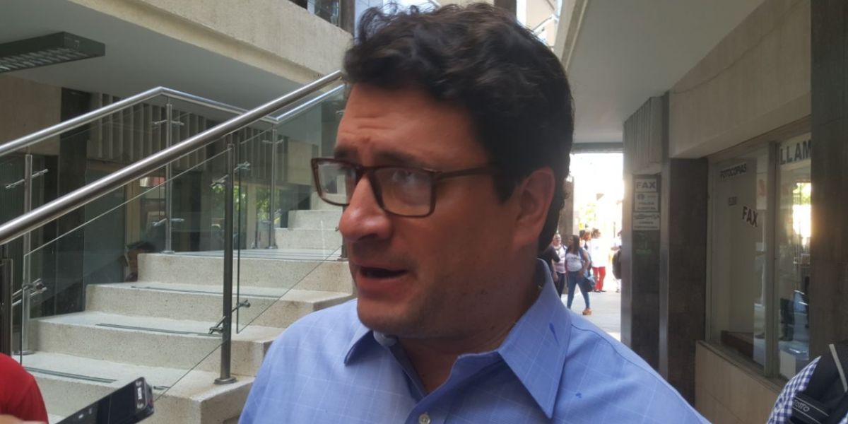 Seguimiento.co Iván Cancino, atendiendo a los medios en su llegada al edificio Galaxia este jueves.
