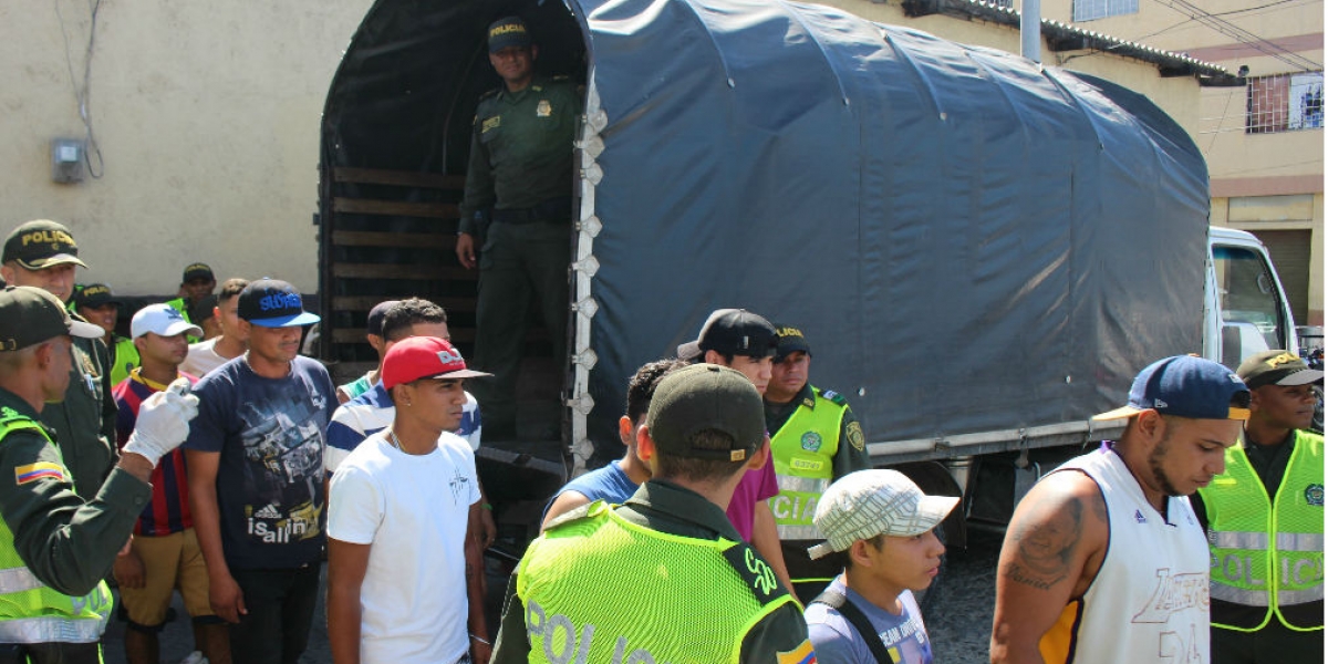 Comenzó el ‘Plan Semáforo’ contra los vendedores informales que se ubican en los semáforos.