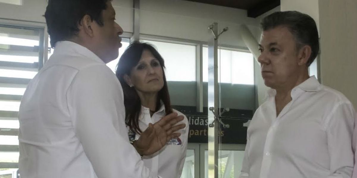 El rector de la Universidad del Magdalena, Pablo Vera Salazar, con el presidente, Juan Manuel Santos y la Gobernadora, Rosa Cotes. 