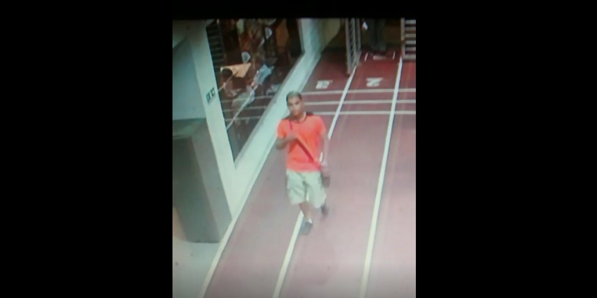 Momento en que el sospechoso ingresa a hurtar maletines en La Caja.