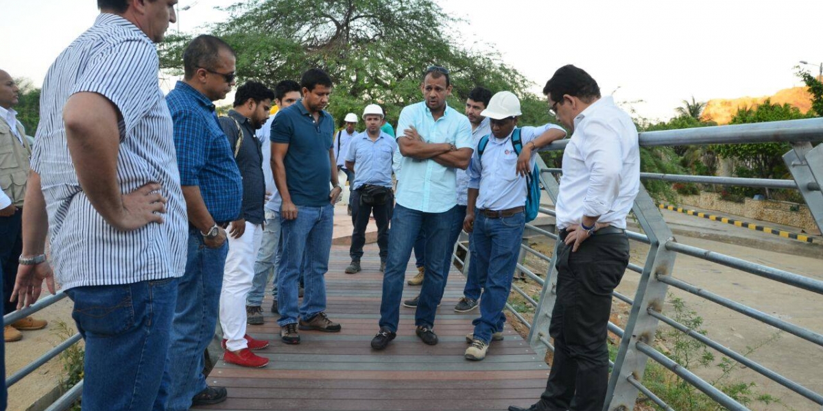 Alcaldía Santa Marta El alcalde Rafael Martínez inspeccionó la obra del sendero peatonal.