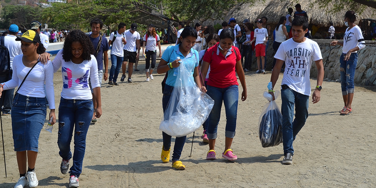 Universidad del Magdalena Los estudiantes recorrieron la playa de Taganga recogiendo basuras.