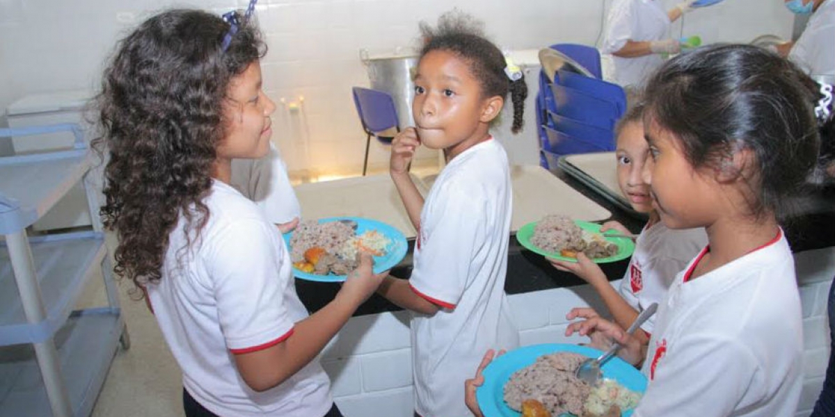 Oficina de Comunicaciones Santa Marta 42 mil raciones de comidas fueron entregadas en diferentes instituciones educativos de Santa Marta.