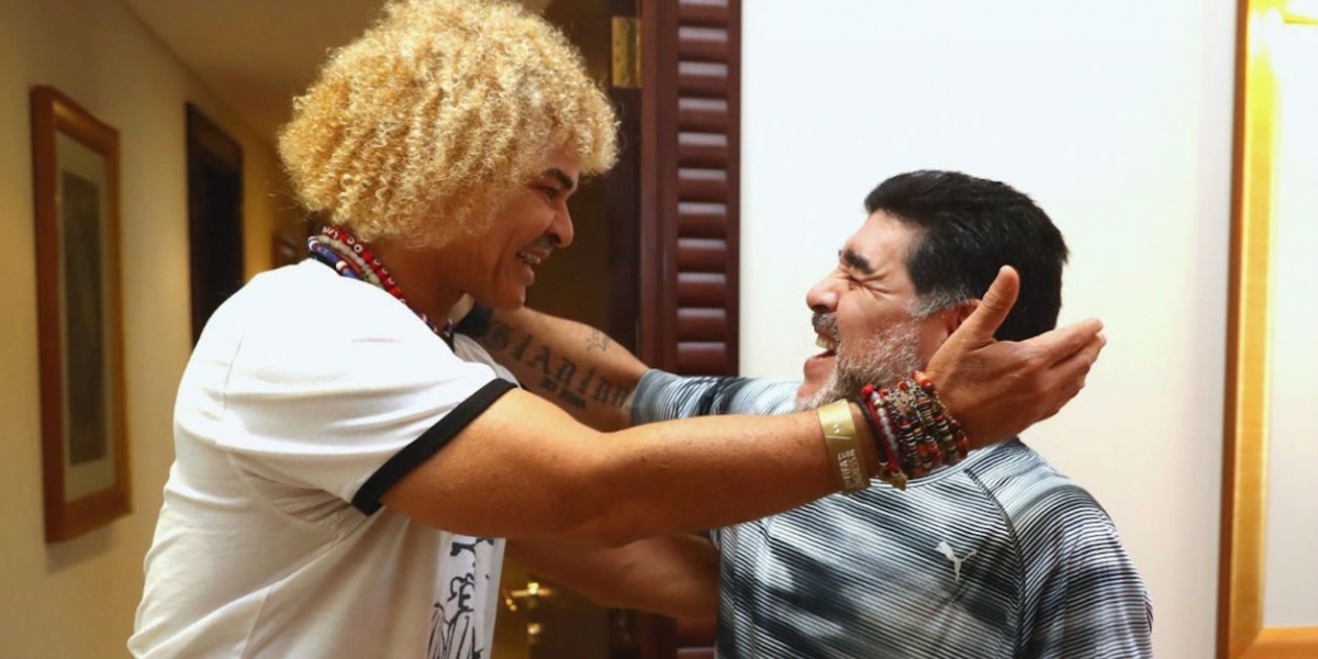 Zona Cero Carlos Valderrama se abraza con Diego Maradona.
