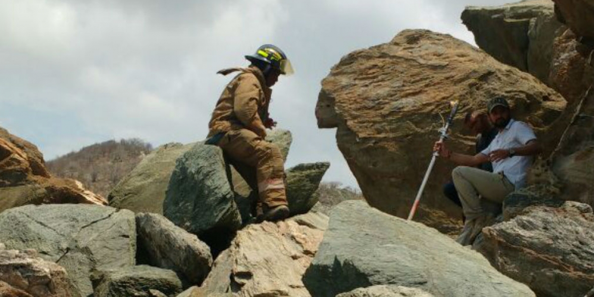 Bomberos Santa Marta Bomberos de Santa Marta rescataron al topógrafo en el cerro de la Sociedad Portuaria.