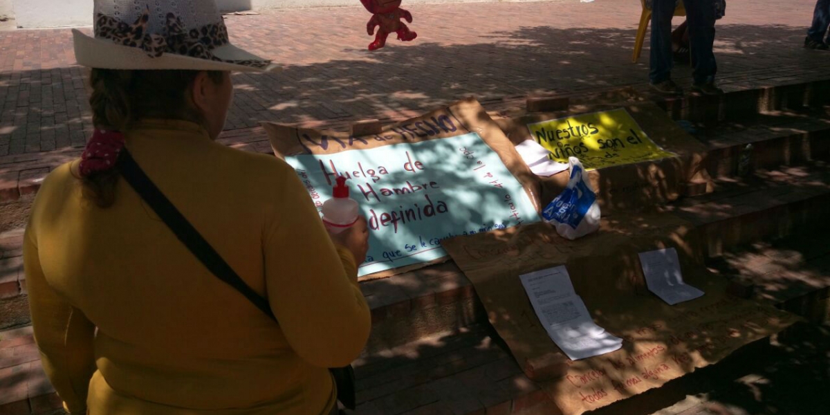 Foto: Seguimiento.co La mujer llegó a la plaza de la catedral con carteles y amenaza con encadenarse hasta que le den una solución.