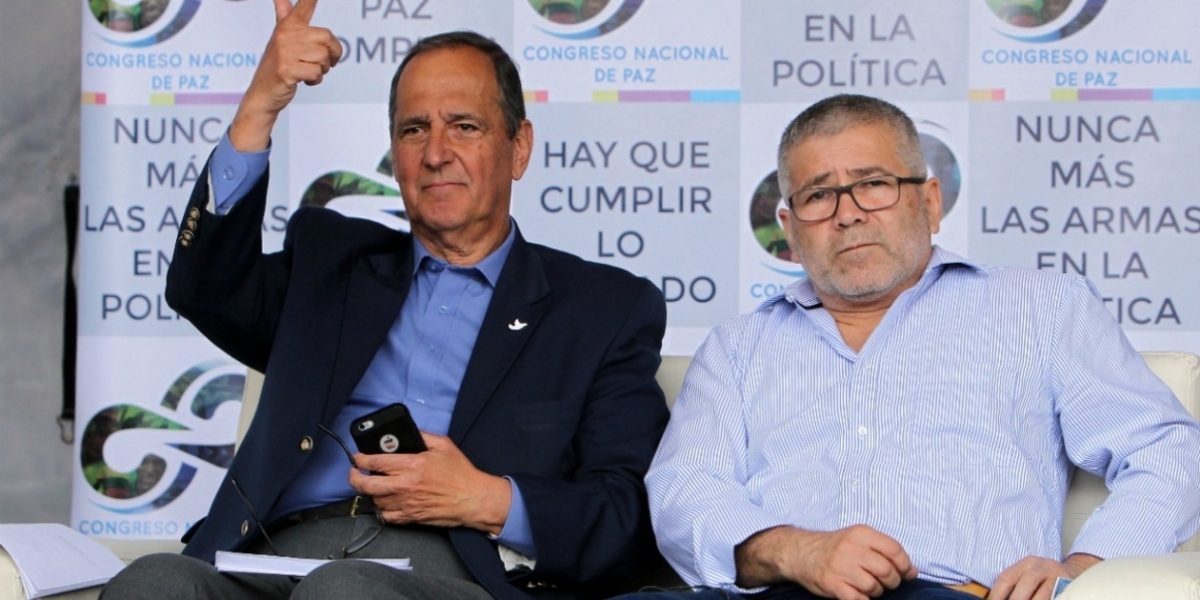 Foto: zonacero.com El negociador del proceso de paz con el Ejército de Liberación Nacional (ELN), Juan Camilo Restrepo (i), y el vocero del ELN en los diálogos de Quito, Juan Carlos Cuellar.