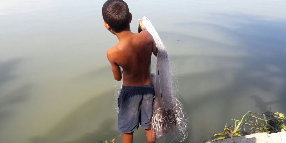 Foto: César Mendoza. Niño pescador en la laguna de El Guájaro.