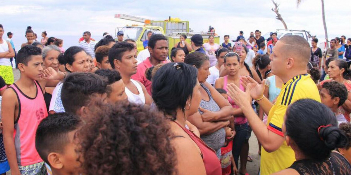 Foto: Facebook: Nene Pérez. El Alcalde visitó a la comunidad afectada, le dio un parte de tranquilidad y se comprometió a realizar talleres y simulacros.