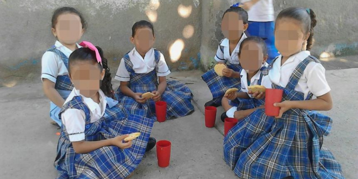 VEEDURÍA CIUDADANA. Las niñas reciben los alimentos en el piso.