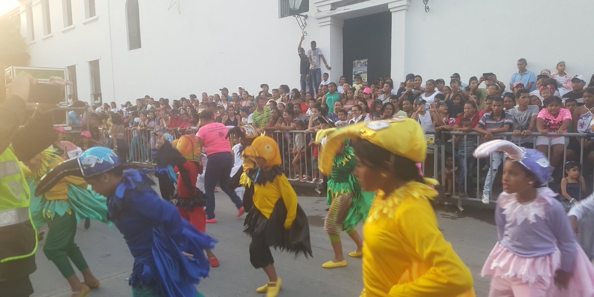 Seguimiento.co Los niños, que tienen la responsabilidad de mantener la tradición, también salieron al desfile.