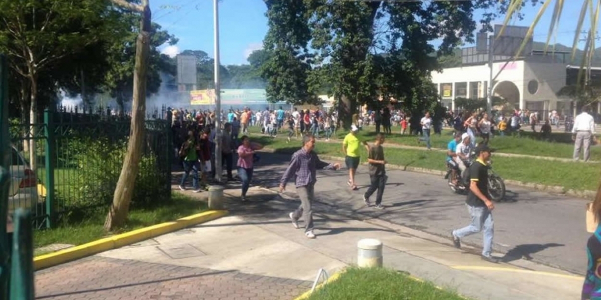 Foto: Tomada de Twitter. Al menos un hombre resulto muerto y otro gravemente herido en el asalto a la Brigada 41 de Blindados del Batallón Paramacay.