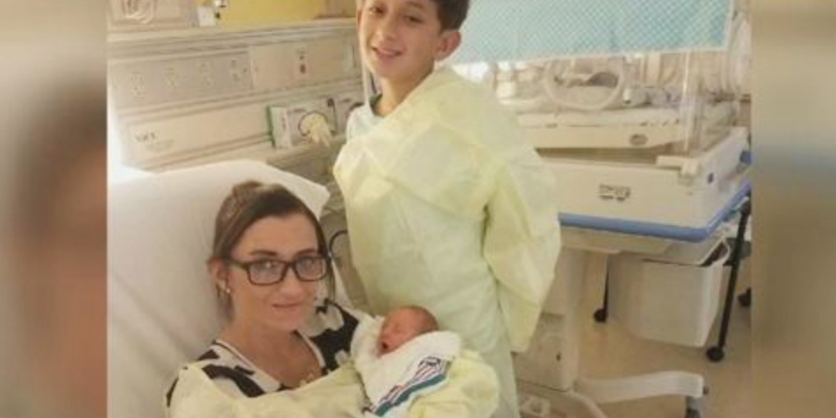 Zonacero.com Jayden, su madre Ashley y su hermano Daxx en la clínica a donde fueron remitidos.