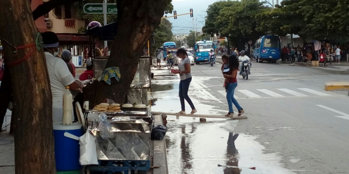Seguimiento.co Algunas personas se rebuscan ofreciendo alternativas para cruzar la calle.