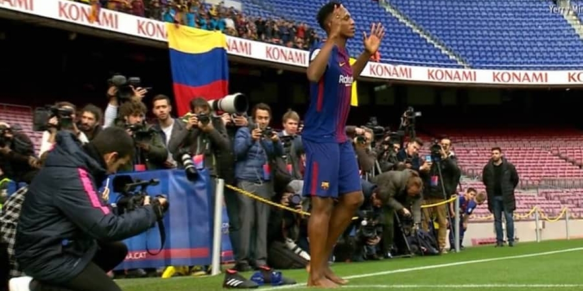 Twitter: @FCBarcelona_es Yerry Mina descalzo.