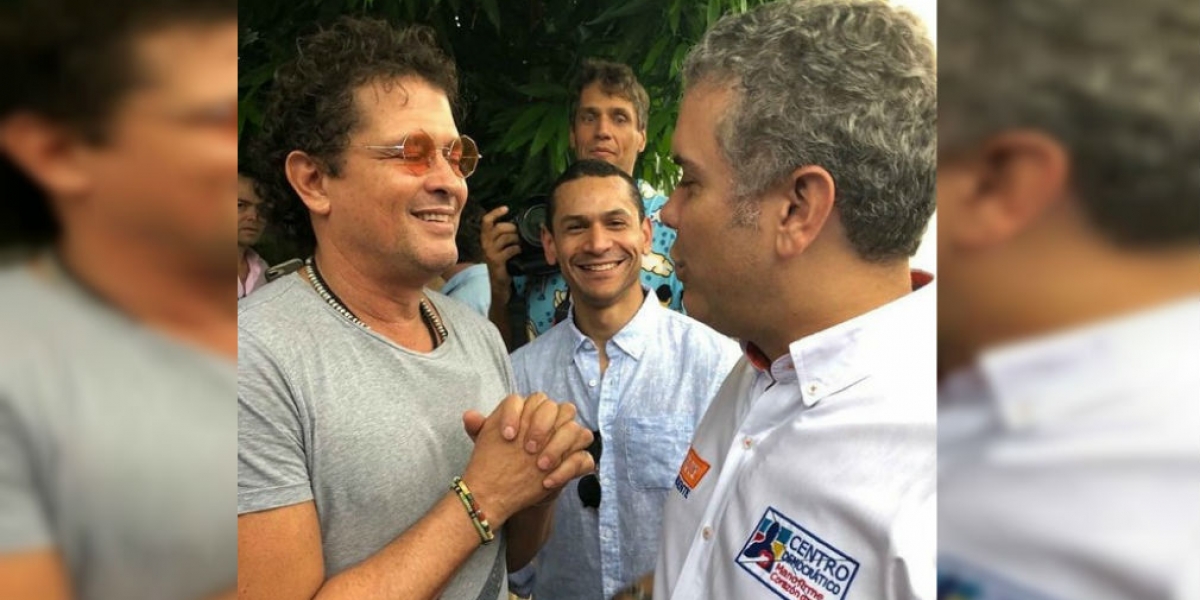 Redes sociales El presidente Iván Duque y Carlos Vives estrecharon manos en campaña.