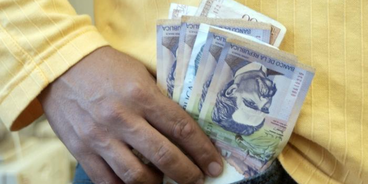 portafolio.co El aumento debe ser del 6.7% para que los colombianos continúen consumiendo los mismos productos de la canasta familiar y no se sienta en el bolsillo.