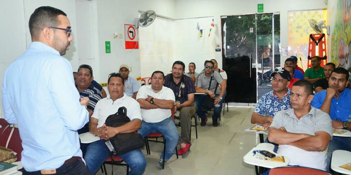 Alcaldía de Santa Marta El secretario de Movilidad, Ernesto Castro, dio apertura a la capacitación.