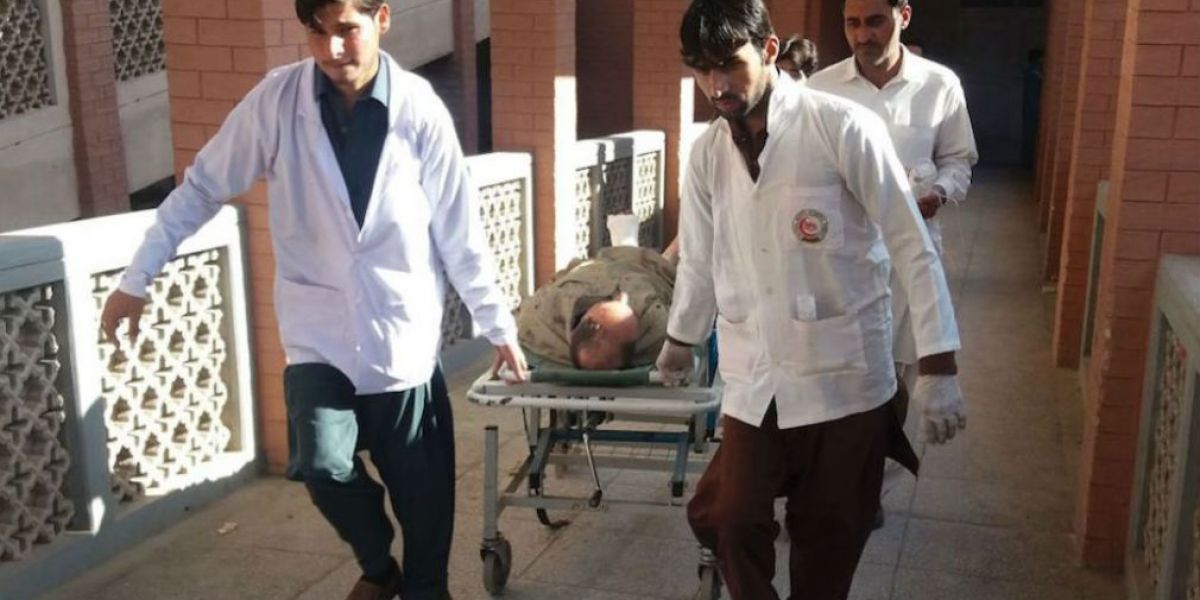 Imagenes de Paramédicos de Pakistán que transportan a un herido tras la explosión
