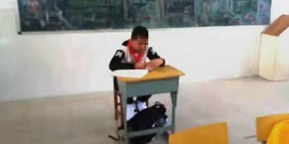 Zhou Xiaozhou, de 13 años, fue aislado de sus compañeros, por decisión de su profesor.