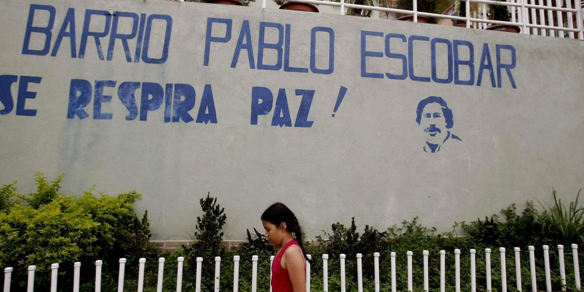 Zonacero.com Una niña camina frente al mural que da la bienvenida al barrio Pablo Escobar en Medellín.