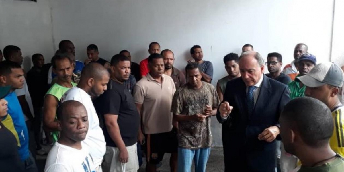 El cónsul colombiano durante una visita a los reclusos.