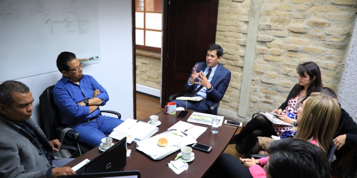 Los líderes cienagueros y funcionarios de la Alcaldía  expusieron todos sus argumentos al Viceministro. 