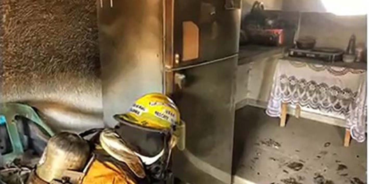 Cuerpo de Bomberos. Las llamas se habrían generado por causa de un corto circuito.