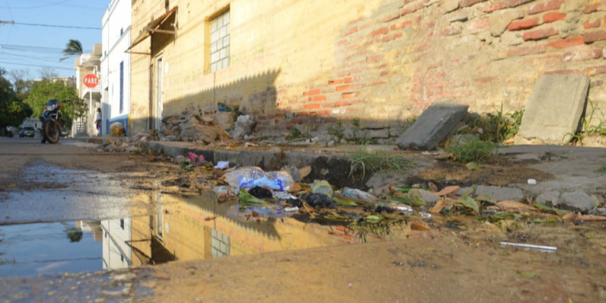 Óscar Mejía - Seguimiento.co Rebosamiento de agua en el barrio El Cundí.
