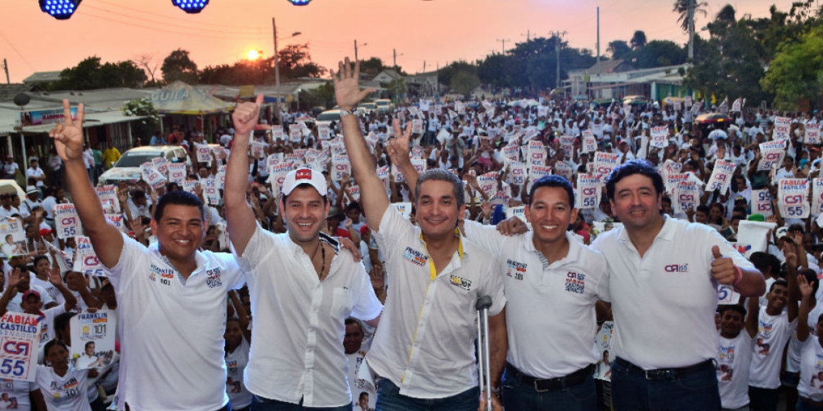 Prensa Fabián Castillo. El candidato al Senado Fabián Castillo Suárez, el aspirante a la Cámara de Representantes, Franklin Lozano, el exgobernador del Magdalena Luis Miguel Cotes, el exalcalde de Pueblo Viejo, Francisco Gutiérrez Blanco y el excandidato a la Alcaldía de esa municipalidad, Fabián Obispo Borja, durante la concentración en Pueblo Viejo.