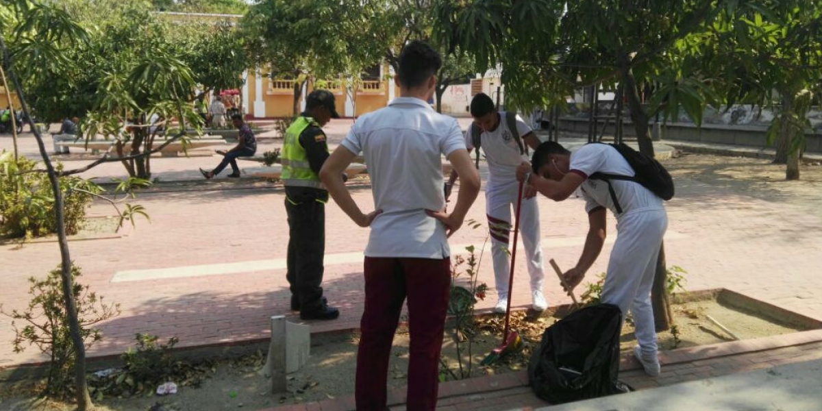Oficina de Comunicaciones Alcaldía de Santa Marta. Este grupo trabaja para mejorar la imagen de la ciudad durante la temporada de Semana Santa