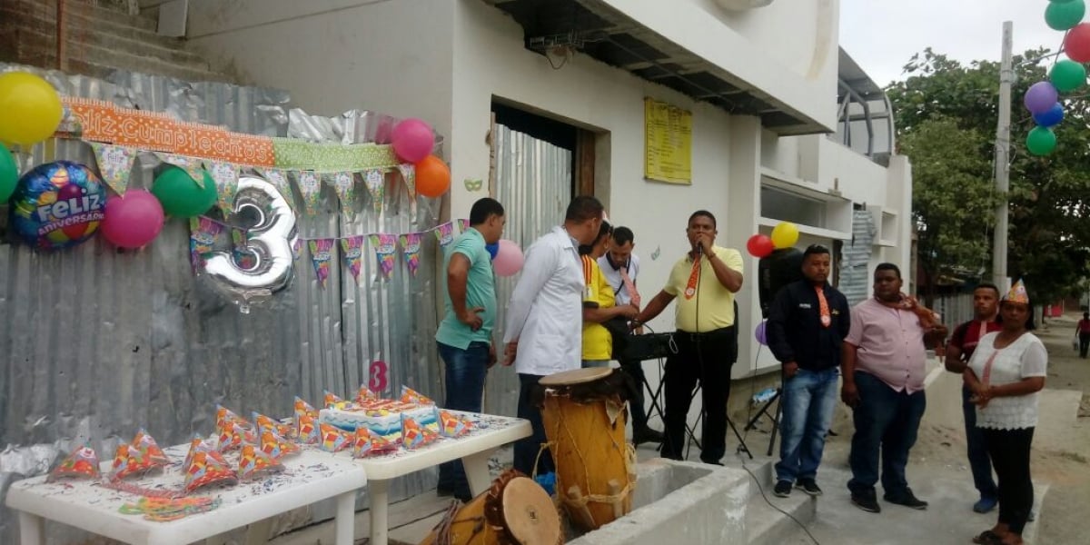 Cortesía Vestidos de celebración, con torta y decoración, los habitantes del barrio La Paz realizaron una protesta pacífica.