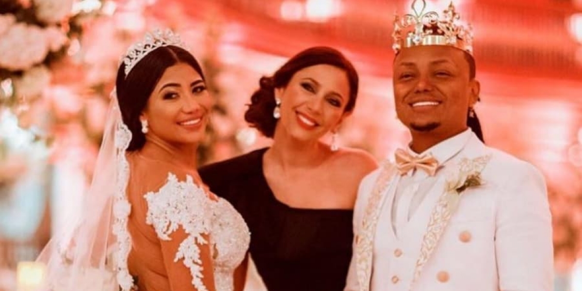 El controvertido cantante protagonizó una particular y extravagante boda el pasado fin de semana.