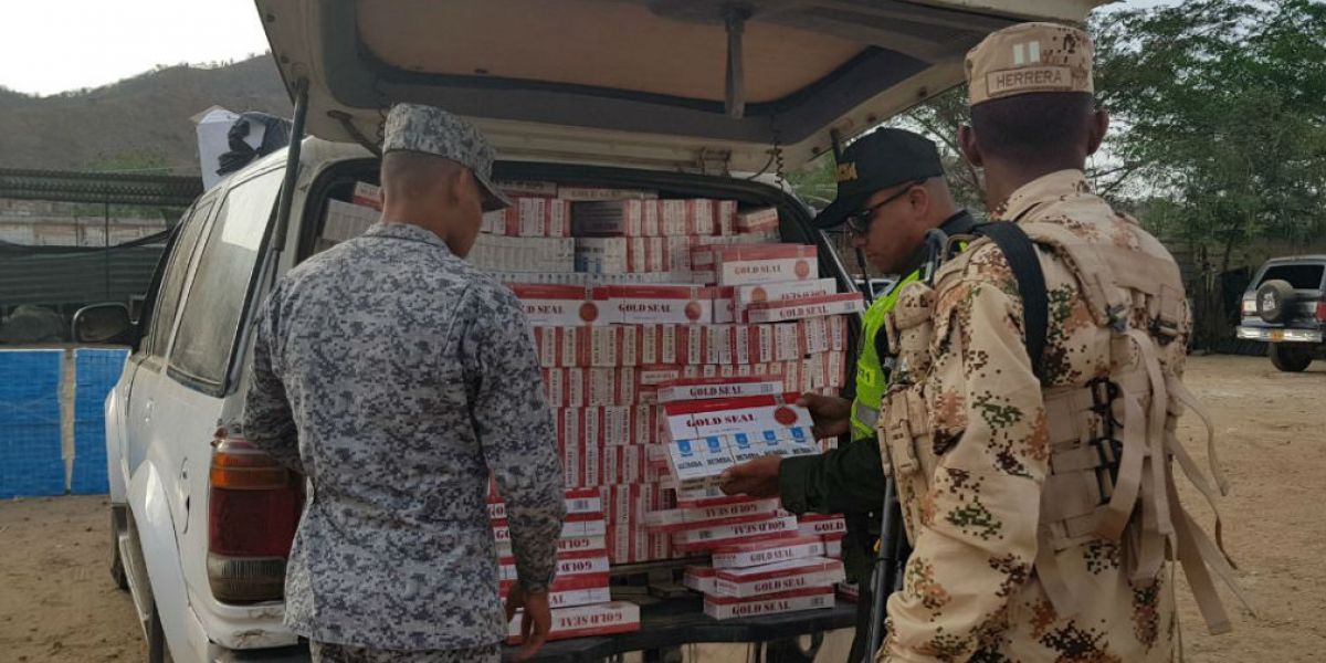 Prensa Ejercito Nacional. Los artículos de contrabando estaban almacenados en dos vehículos tipo camioneta.