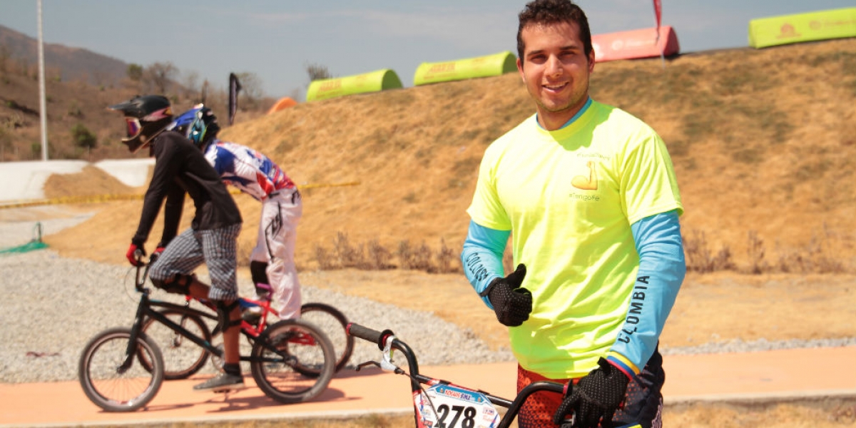 Alcaldía de Santa Marta Carlos Ramírez, medallista olímpico en bicicrós, en la pista de Bureche.