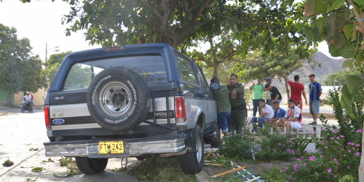 Seguimiento.co Versiones de testigo del hecho afirman que una camioneta marca Ford, de placa FTM-242 arrolló a la mujer y a su pareja.