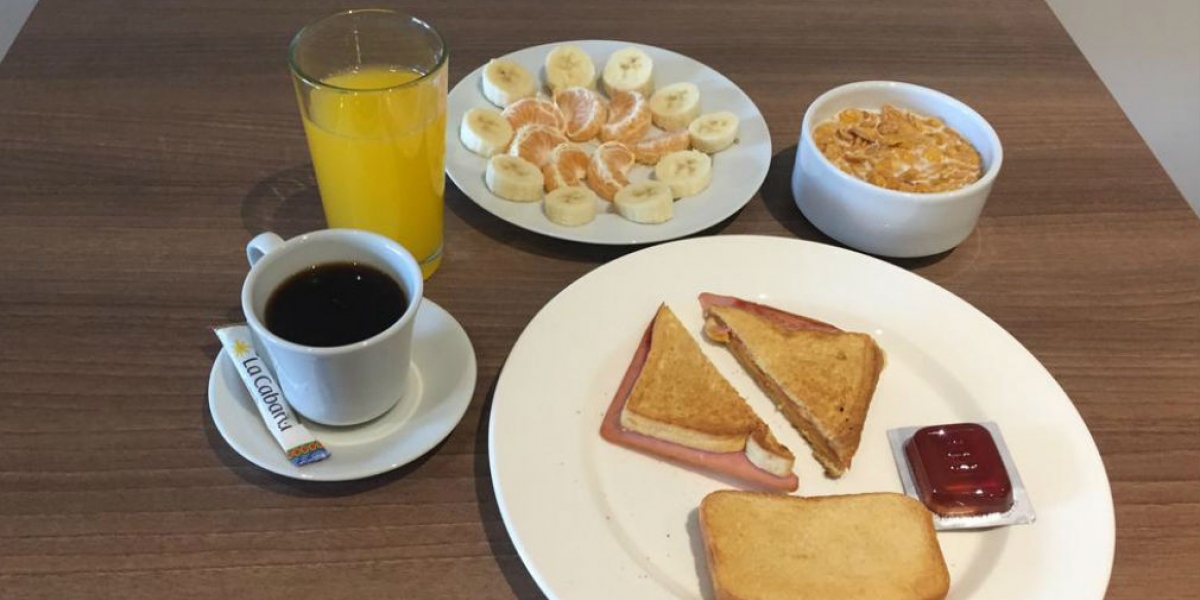 Booking. Los desayunos balanceados que ofrece el hotel, son los preferidos por los visitantes.