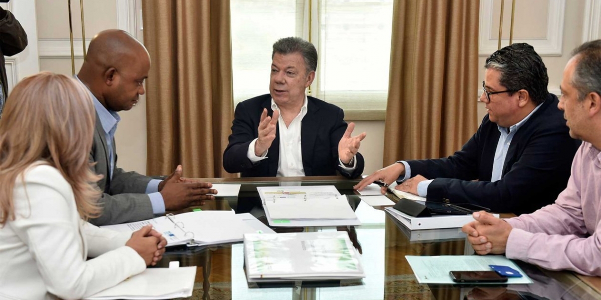 Presidencia Presidente Santos reunido con ministros Luis Murillo y Germán Arce.