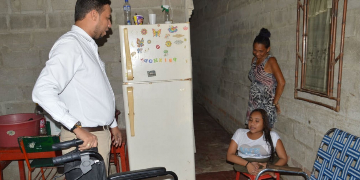 El #SeguimientoAyuda hizo entrega de la silla de rueda que una familia samaria le donó a la joven.