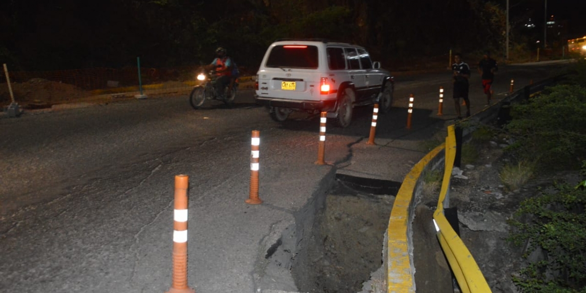 En la foto se ve el riesgo que corren las personas que trotan por la vía del Ziruma.