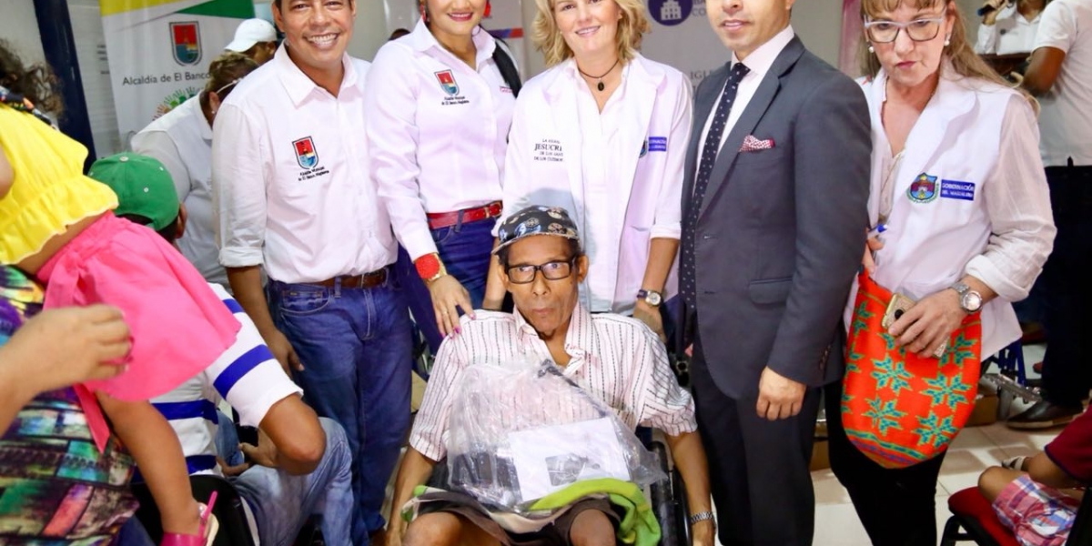 Aspecto de la entrega de ayudas técnicas en el municipio de El Banco.