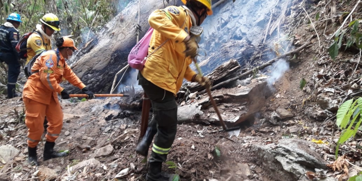  Unidades de las Defensa Civil y Bomberos controlan punto  de propagación de las llamas.